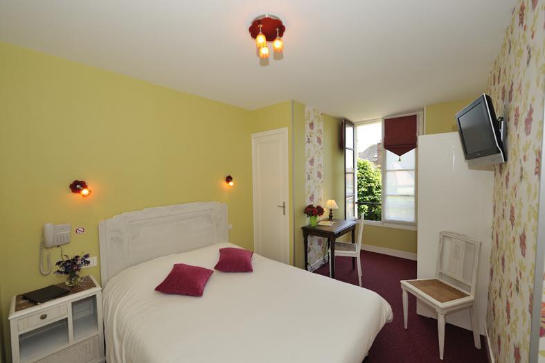 Logis - Hotel Restaurant Les Tilleuls Saint-Florentin  Buitenkant foto