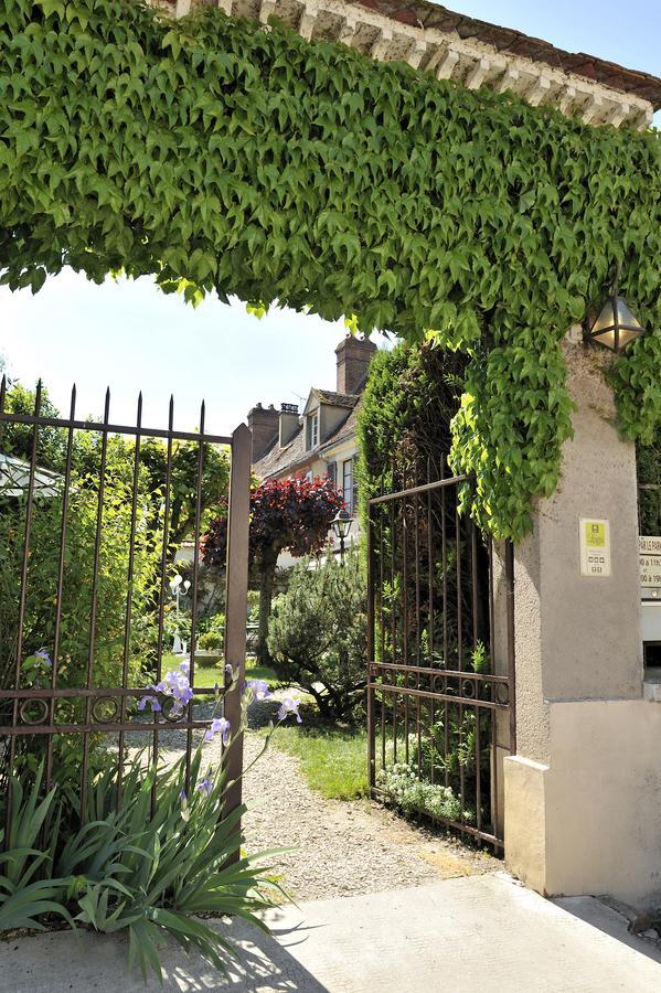 Logis - Hotel Restaurant Les Tilleuls Saint-Florentin  Buitenkant foto