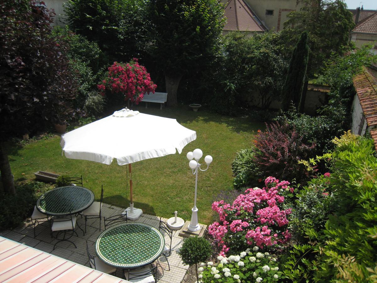 Logis - Hotel Restaurant Les Tilleuls Saint-Florentin  Buitenkant foto