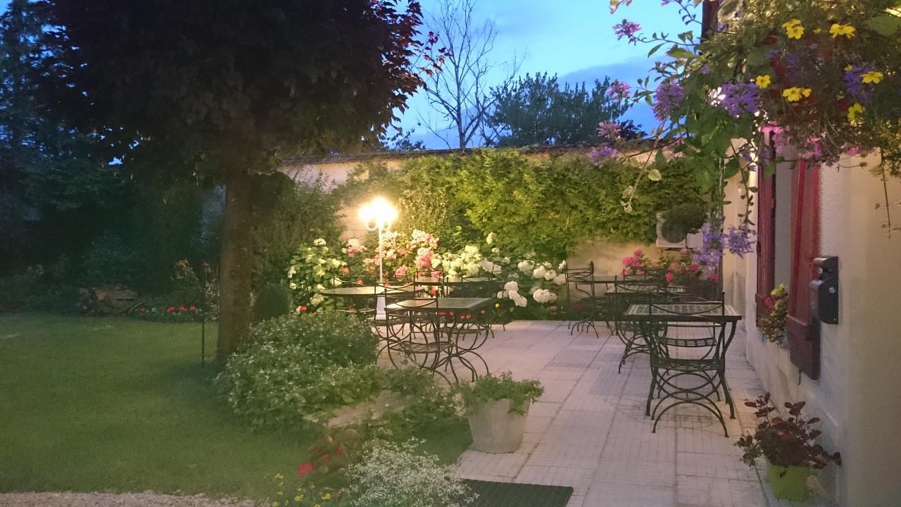 Logis - Hotel Restaurant Les Tilleuls Saint-Florentin  Buitenkant foto